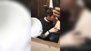 Bocchino in bagno fidanzata ripresa col cellulare