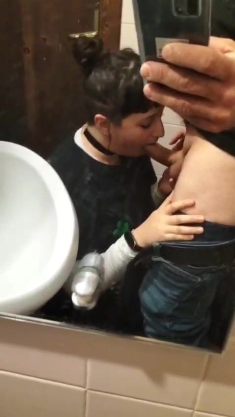 Bocchino in bagno fidanzata ripresa col cellulare