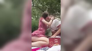 Ragazzze italiane lesbiche scopano all'aperto OF