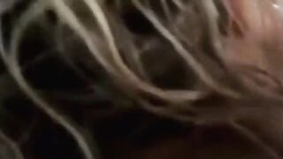 Mio marito è in albergo coi miei figli e io qui a farmi scopare