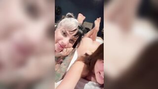 Mady con amica nuda sul letto