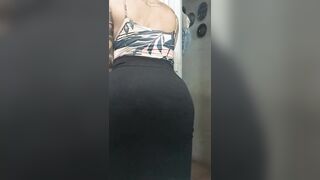 Trans tettona pronta per uscire a fare shopping