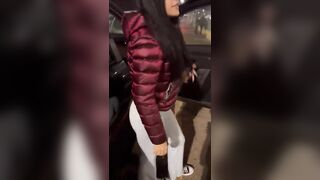 Aspettando la nave mostra il culo