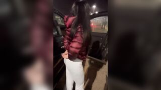 Aspettando la nave mostra il culo