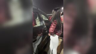 Aspettando la nave mostra il culo