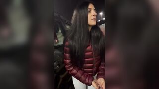 Aspettando la nave mostra il culo