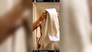 Nuda dopo la doccia in diretta OF