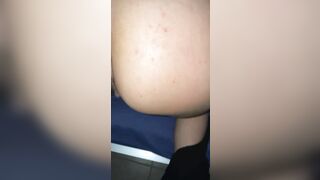 Al cellulare con la sua collega mentre il marito la sta scopando