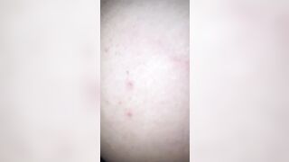 Al cellulare con la sua collega mentre il marito la sta scopando