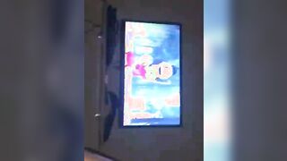 Lui guarda la tv lei lo spompina bene