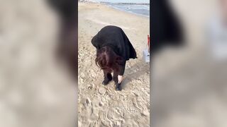 Mady si spoglia in spiaggia OF