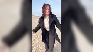 Mady si spoglia in spiaggia OF