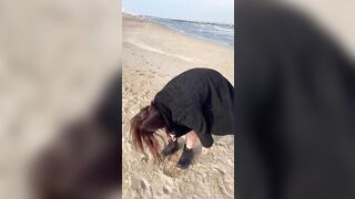 Mady si spoglia in spiaggia OF