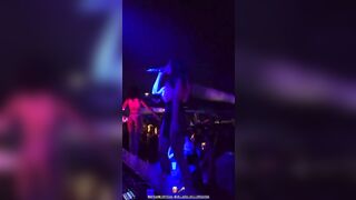 Vocalist italiana molto fica canta e balla in discoteca