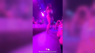 Vocalist italiana molto fica canta e balla in discoteca