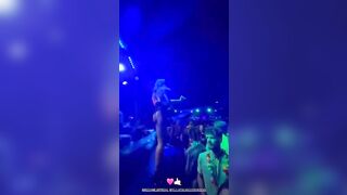 Vocalist italiana molto fica canta e balla in discoteca