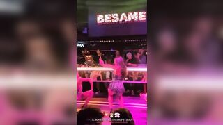 Vocalist italiana molto fica canta e balla in discoteca