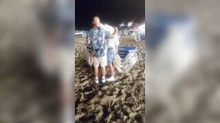 Troia italiana spompina due ragazzi in spiaggia