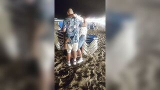 Troia italiana spompina due ragazzi in spiaggia