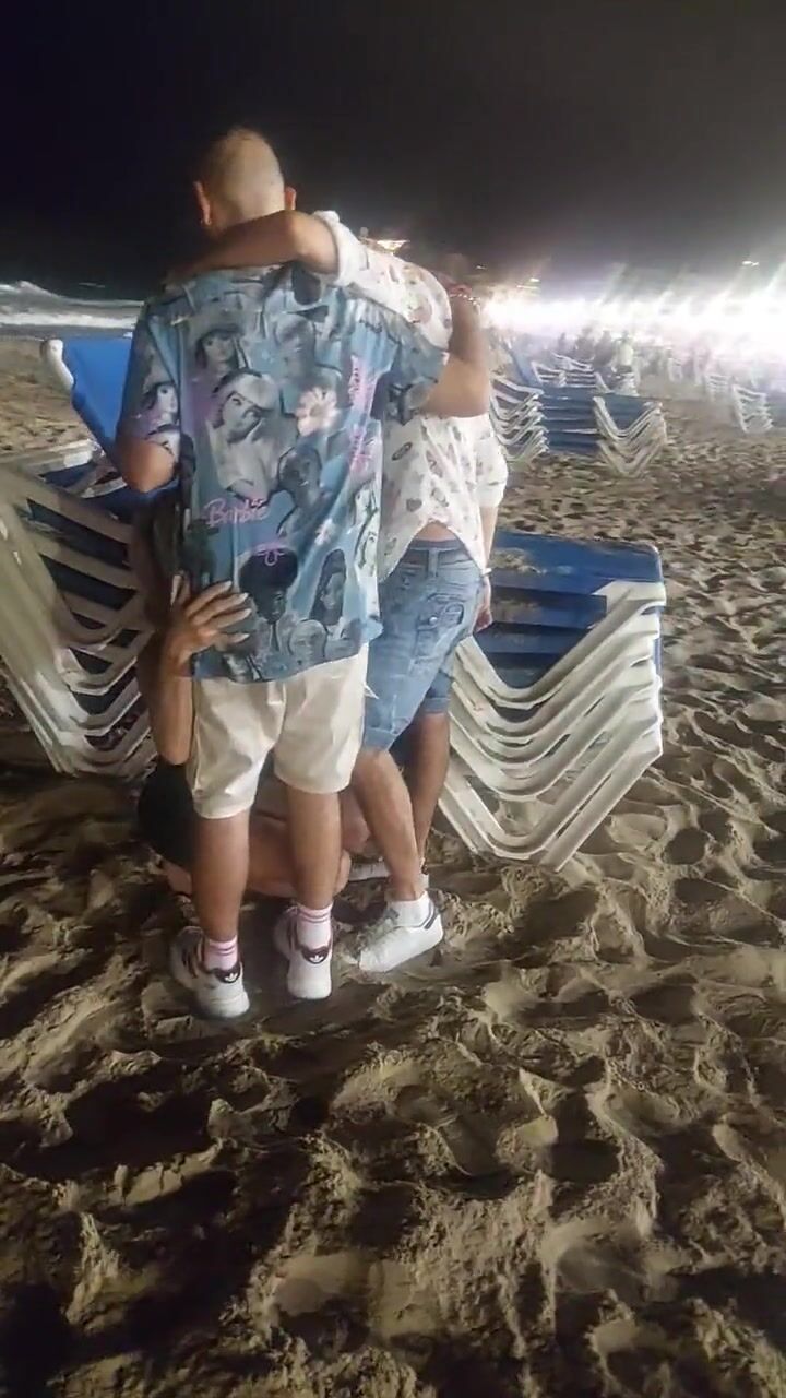 Troia italiana spompina due ragazzi in spiaggia