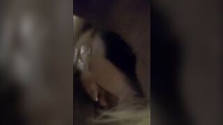 Troia napoletana fa un pompino al suo amante