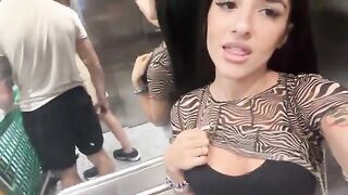 Ragazza italiana tira fuori le tette in ascensore