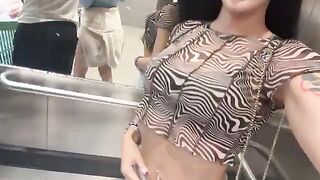 Ragazza italiana tira fuori le tette in ascensore