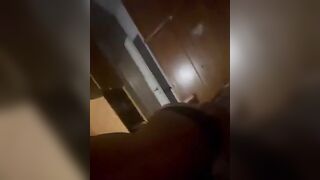 Fa le corna al suo ragazzo facendo un pompino all'amico