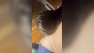 Fa le corna al suo ragazzo facendo un pompino all'amico