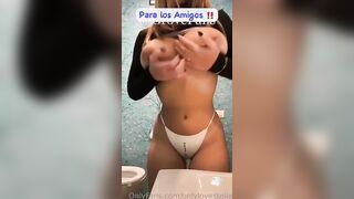 Diciottenne italiana OF si masturba nel bagno del locale