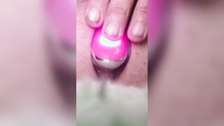 Mi allargo il culo con un vibratore tutto dentro