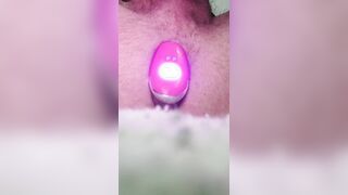 Mi allargo il culo con un vibratore tutto dentro