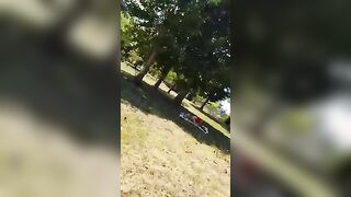 Scusate il disturbo! Abbiamo esagerato ci vestiamo subito Beccati a scopare nel parco