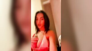 Morettina in intimo con lato b pazzesco