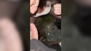 Pompino all'aperto con venuta in bocca