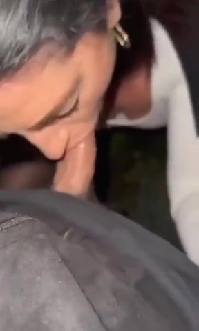 Pompino all'aperto con venuta in bocca
