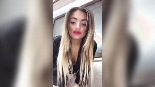 Fa vedere le tette ai suoi fans