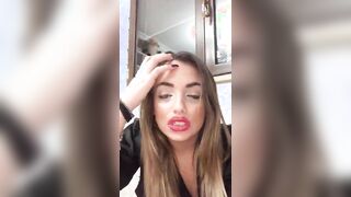 Fa vedere le tette ai suoi fans