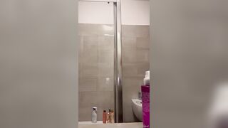 Emanuela in live dal bagno OF