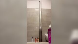 Emanuela in live dal bagno OF