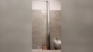 Emanuela in live dal bagno OF