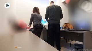 esibizionista mostra il culo al tecnico del computer in ufficio