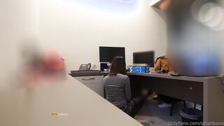 esibizionista mostra il culo al tecnico del computer in ufficio