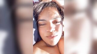 Fa cosi caldo al lago che sono rimasta in reggiseno