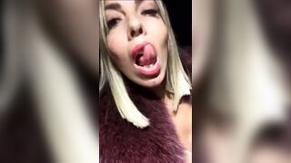 Un po' di crema sulle mie tette cosi immaginate la vostra sborra