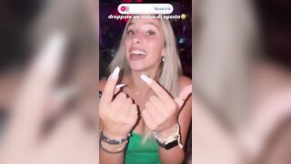 Biondina italiana fica in discoteca