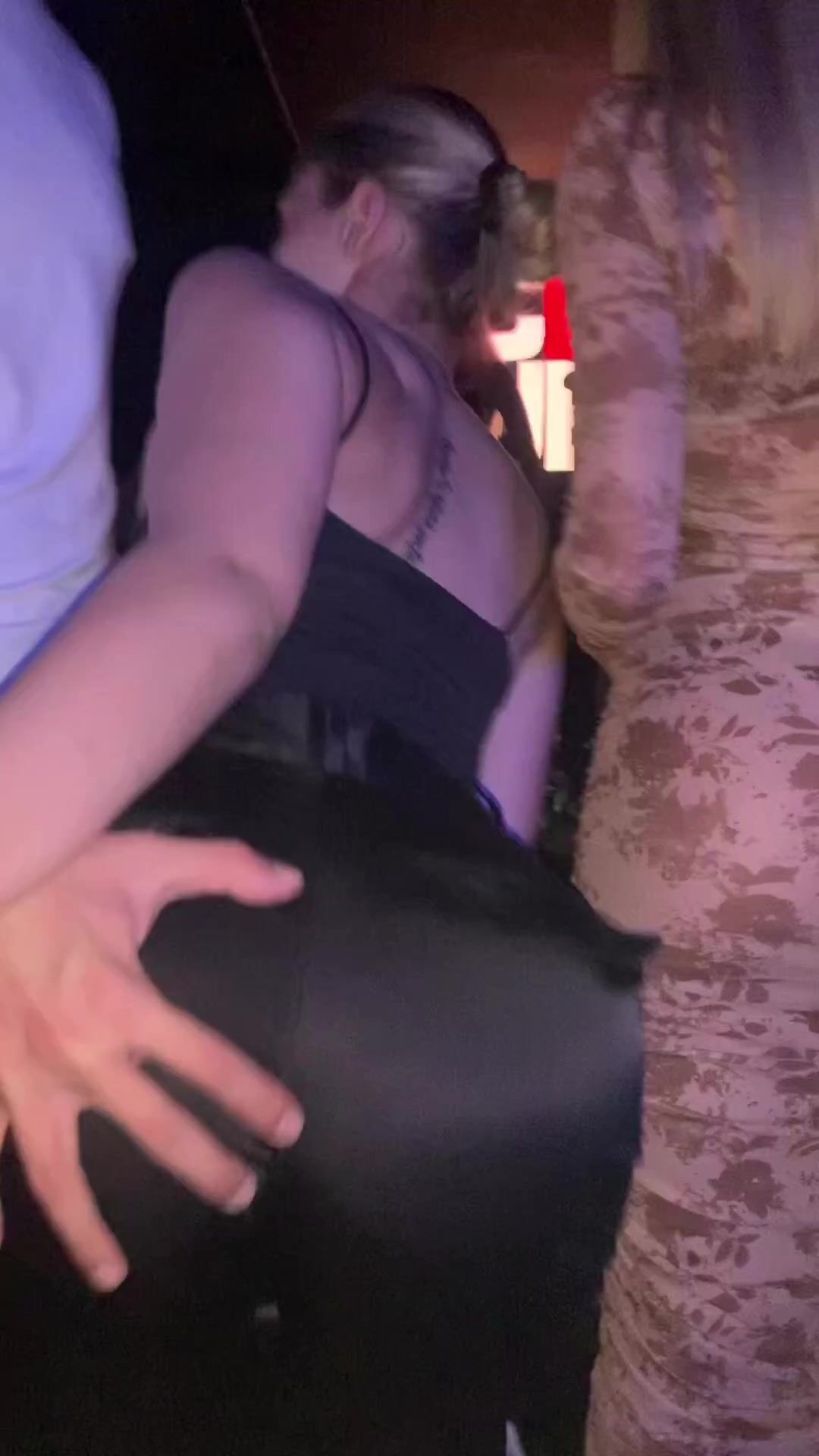 Le palpa il culo in discoteca