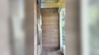 Ragazza in carne con grosse tettone in doccia OF