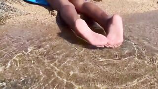 Ditalino in spiaggia porca esibizionista