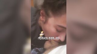 Giovane fidanzata spompina con foga il suo ragazzo che le viene in bocca